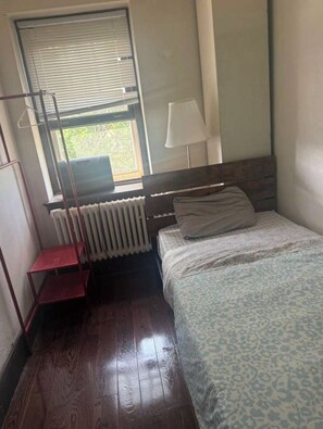 Escritorio, espacio para trabajar con laptop y wifi gratis 