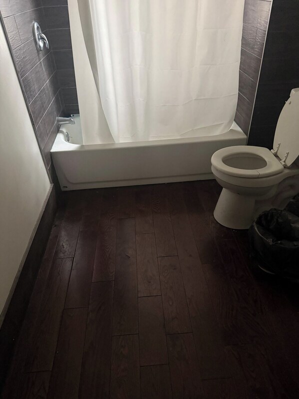 Double Room, Non Smoking | Bathroom | Free toiletries, hair dryer, towels, soap - Kiteville Upper Darby (Upper Darby)