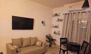Una Smart TV, libros, un reproductor estéreo
