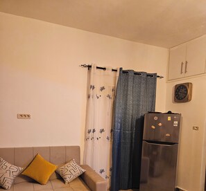 Smart TV, books, stereo