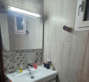Ducha, secador de pelo, toallas y jabón