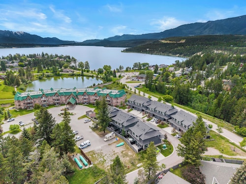 Mountains, Lake and Main St. Shops! 3 bed retreat in the heart of Invermere.