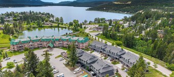 Mountains, Lake and Main St. Shops! 3 bed retreat in the heart of Invermere.