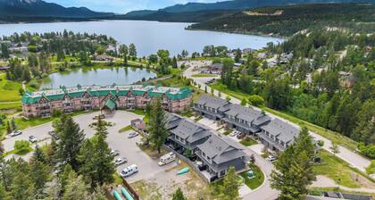 Mountains, Lake and Main St. Shops! 3 bed retreat in the heart of Invermere.