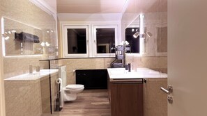 Shower, hair dryer, towels, soap - Haus KIRIJAN, vacation home for families and business events in the middle of Germany. (Garbsen)