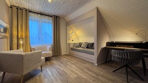 Ett mysigt rum med en säng, ett skrivbord och en stol.