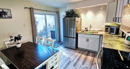Cozy, well appointed 3-bedroom, 1.5-bath house 10 min from Mizzou
