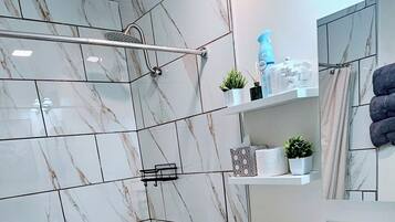 Sèche-cheveux, serviettes fournies, savon, papier toilette