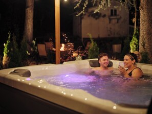 Outdoor spa tub - Luxury Family Retreat • Hot Tub • Kids & Pets Safe • 19 mins to Alta & Snowbird (Sandy)