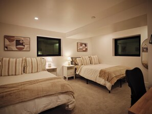 5 bedrooms, desk, iron/ironing board, travel cot - Luxury Family Retreat • Hot Tub • Kids & Pets Safe • 19 mins to Alta & Snowbird (Sandy)