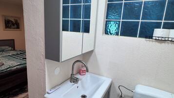 Ducha, secador de pelo, toallas, jabón