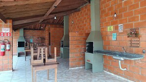 Un edificio de ladrillo con suelo de baldosas, muebles de madera y un horno de leña.