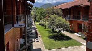Un patio con un edificio de ladrillo, una escalera y un árbol.