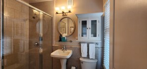 Secadora de cabello, toallas, jabón, papel de baño 