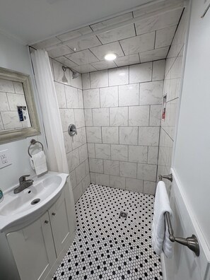 Sèche-cheveux, serviettes fournies, savon, papier toilette