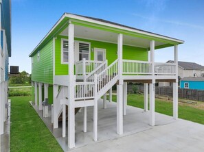 Ein zweistöckiges Haus mit Veranda und Treppe.