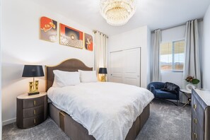 4 bedrooms, iron/ironing board, WiFi, bed sheets - Resort-Style 4BR Home in Lake Las Vegas - Near Strip (Henderson)