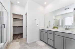 Hair dryer, towels, soap, toilet paper - Resort-Style 4BR Home in Lake Las Vegas - Near Strip (Henderson)