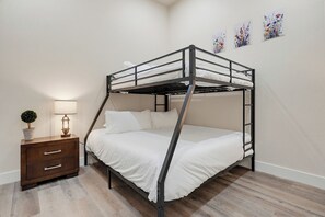 6 Schlafzimmer, Schreibtisch, Bügeleisen/Bügelbrett, Reisekinderbett