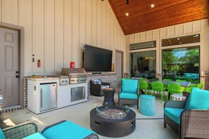Outdoor dining - Texas Pool Oasis, Luxury Amenities. Outdoor living. Fun for all. Dog friendly (Highland Village)