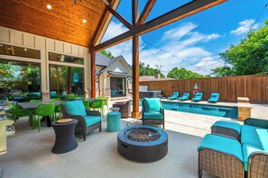 Outdoor dining - Texas Pool Oasis, Luxury Amenities. Outdoor living. Fun for all. Dog friendly (Highland Village)