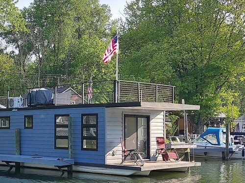 Perfect house boat with 1 bedroom in delightful Waterloo