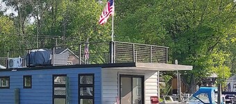 Perfect houseboat with 1 bedroom on the Cayuga Seneca Canal in Waterloo NY