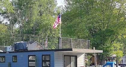 Perfect house boat with 1 bedroom in delightful Waterloo