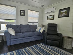 Living area - Perfect house boat with 1 bedroom in delightful Waterloo (Waterloo)