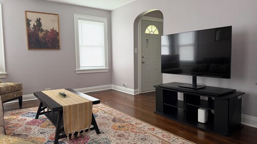Modern Renovated Home near Six Flags & Naval Graduation Base - Sleeps 6