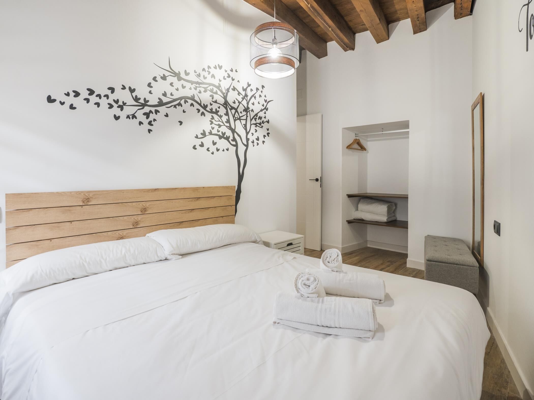 2 dormitorios, tabla de planchar con plancha, Internet y ropa de cama