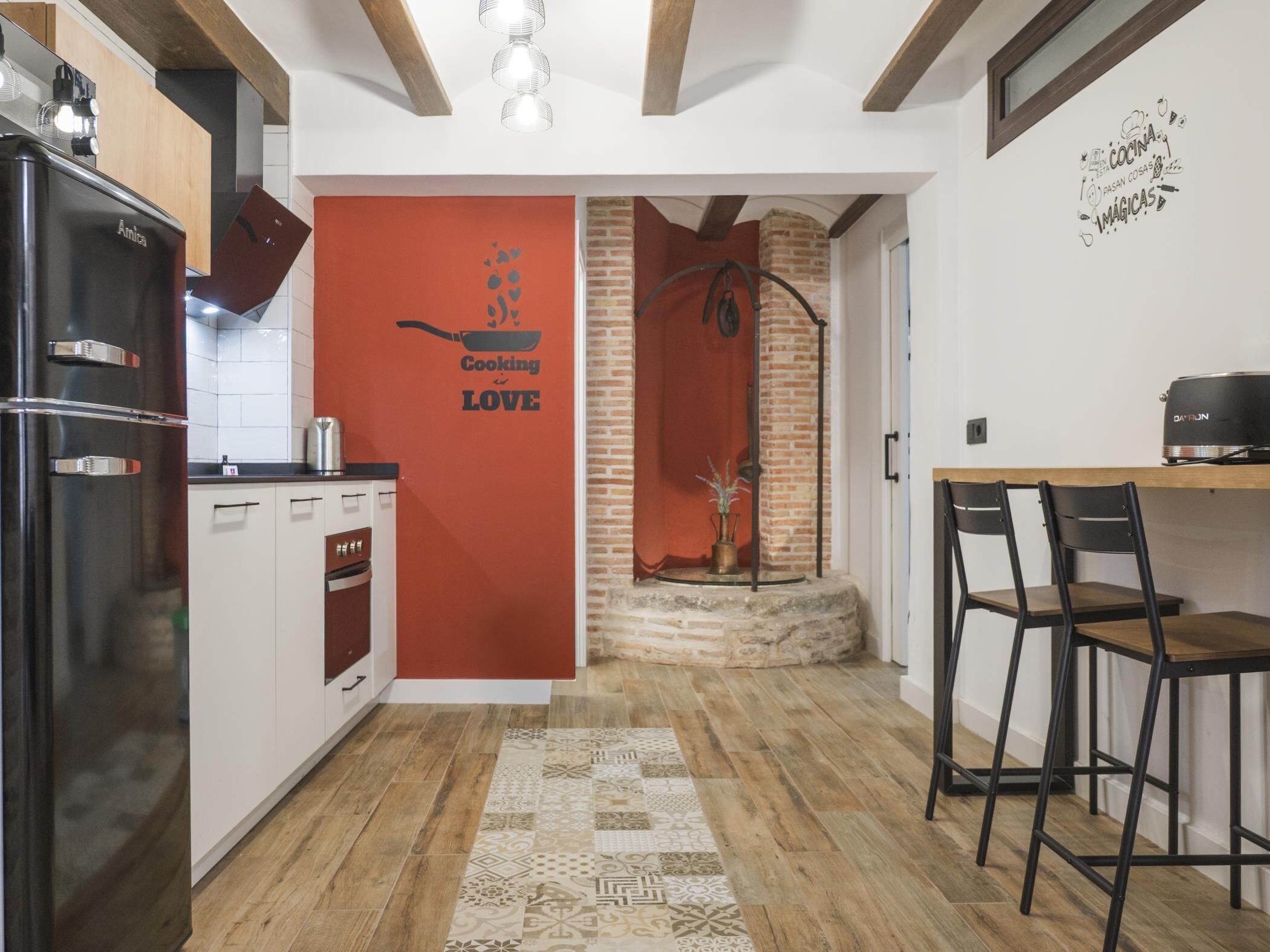 Cafetera y tetera, refrigerador, microondas y horno 
