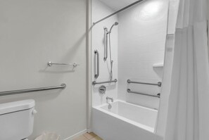 Een haardroger, een bidet, handdoeken, zeep