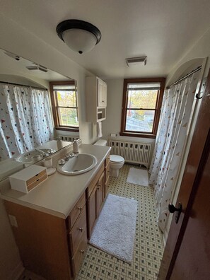 Hair dryer, towels, soap, toilet paper - Soothing 2-bedroom apartment with AC in North Judson (North Judson)
