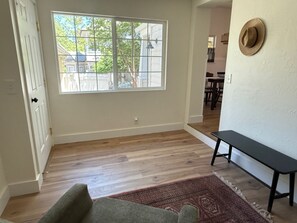 Smart TV - Beautiful 1865 Craftsman retreat w/ gated courtyard in the heart of Grass Valley (Grass Valley)
