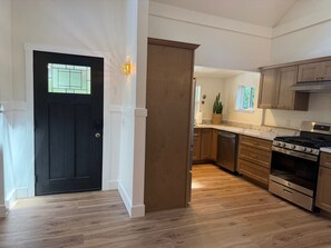 Private kitchen - Beautiful 1865 Craftsman retreat w/ gated courtyard in the heart of Grass Valley (Grass Valley)