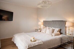 Tabla de planchar con plancha, wifi y ropa de cama