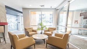 A modern lobby with leather sofas, a round coffee table, and a large window. - Apartment located in downtown Los Angeles across from the convention center (Los Angeles)
