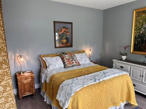 2 bedrooms, desk, iron/ironing board, free WiFi - Rustic luxury waterfront apartment, 2 decks, kayaks, fireplace, peace & beauty. (Penobscot)