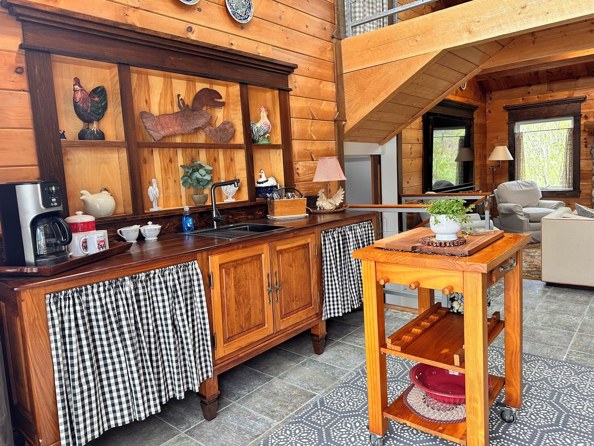 L’intérieur d’un chalet en bois comprend une cuisine, un coin repas et un espace salon confortable.