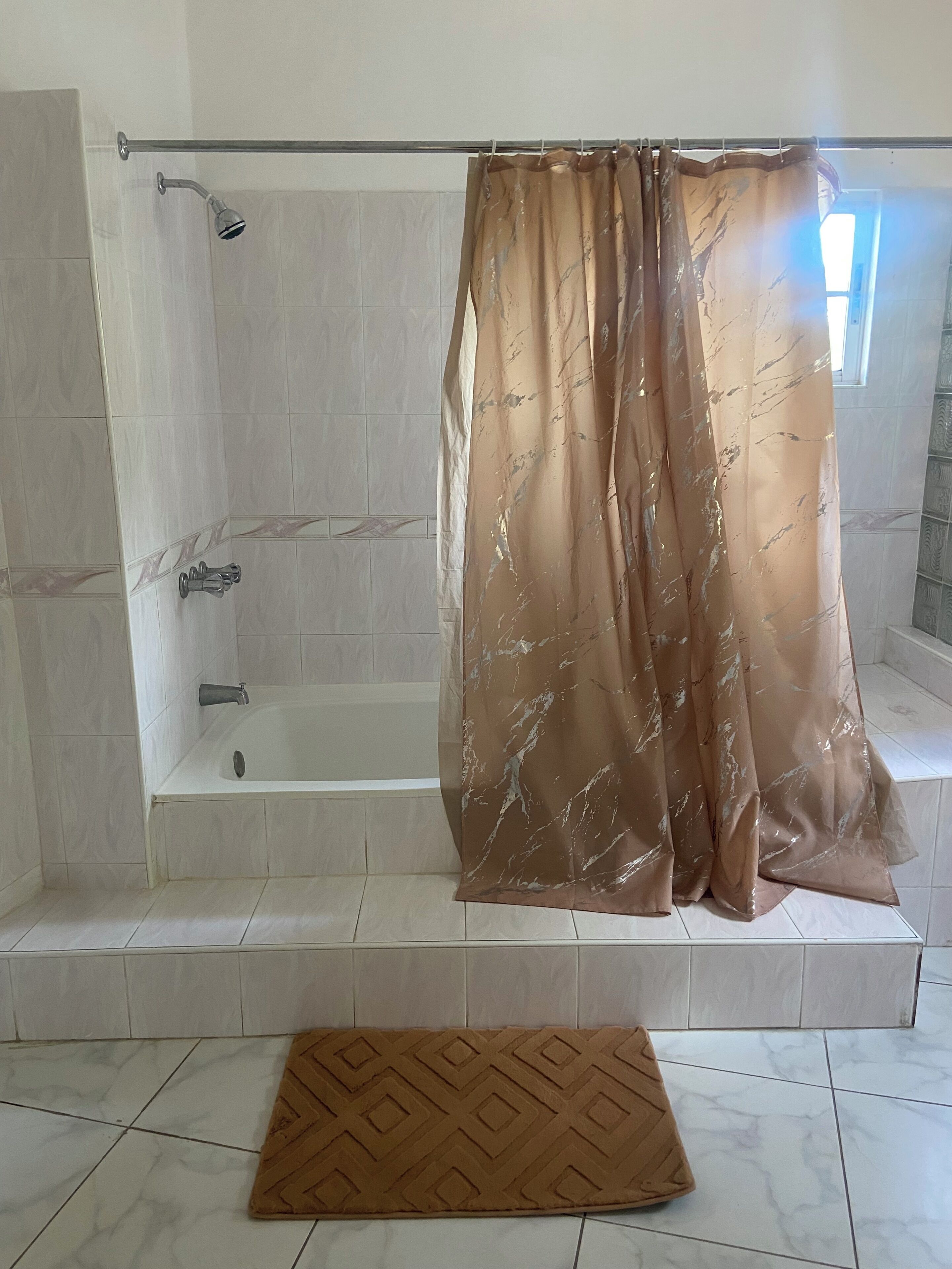 Een douche, handdoeken, zeep, toiletpapier