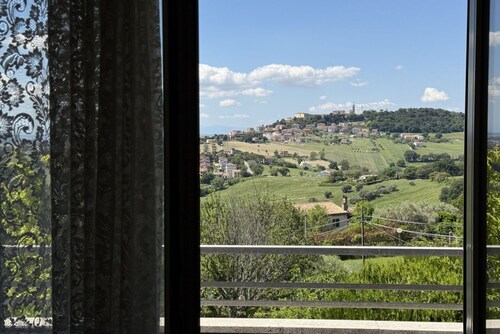 C015 – Camerano – Three-story villa with garden