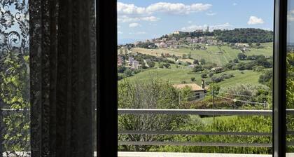 C015 – Camerano – Three-story villa with garden