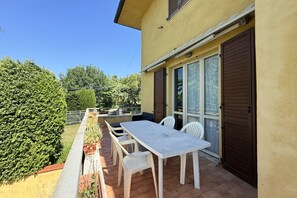 Outdoor dining - C015 – Camerano – Three-story villa with garden (Camerano)