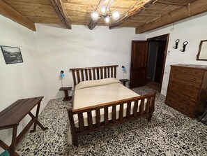 WiFi, bed sheets - CasaDoria: Authentic B&B in Historical Sardinian House in the Heart of the Medieval Village (CASTELSARDO)