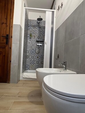 Dusche, Haartrockner, Bidet, Handtücher