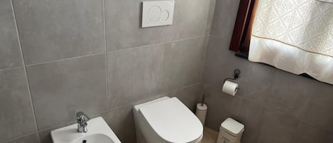 Dusche, Haartrockner, Bidet, HandtĂŒcher