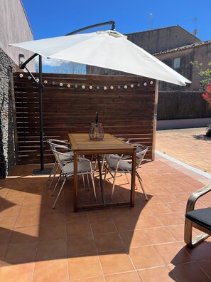 Outdoor dining - Vrbo Property (Castellfollit del Boix)
