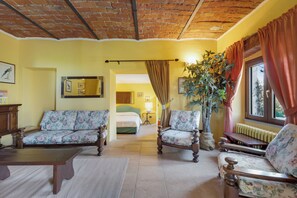 3 bedrooms, WiFi, bed sheets - 103. Fireplace, Villa On The Lake (Piemonte)