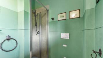 Doccia, asciugacapelli, bidet, asciugamani